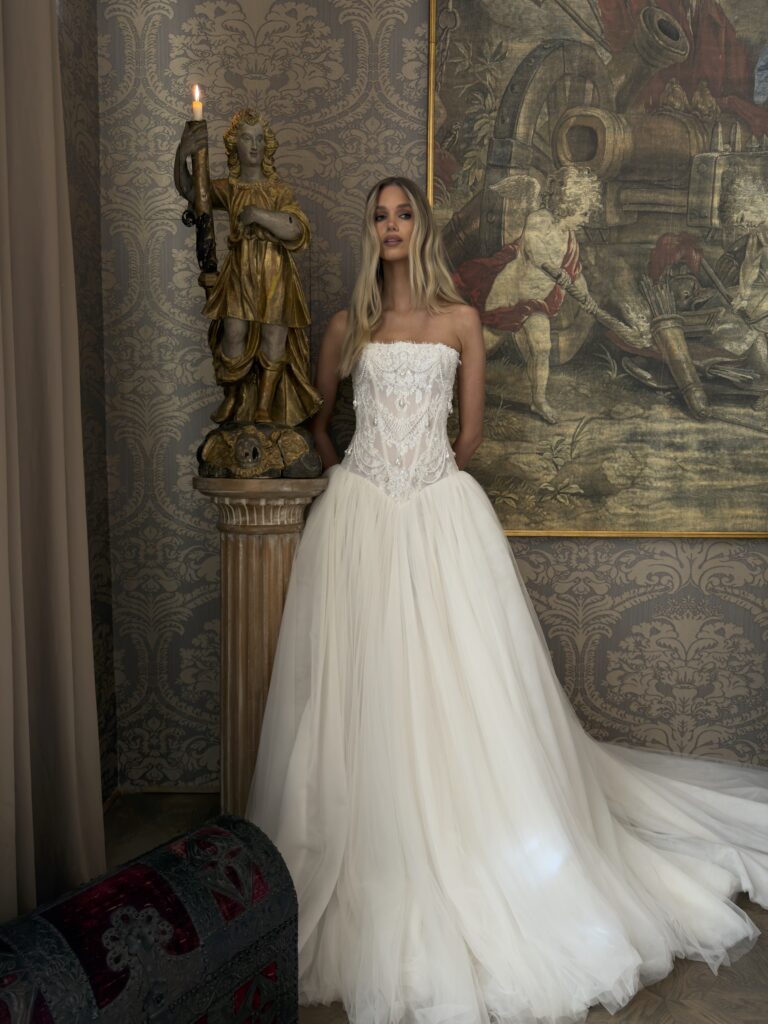 Dreamy Strapless Lace Corset Bodice Tulle Ball Gown Wedding Dress SW224 