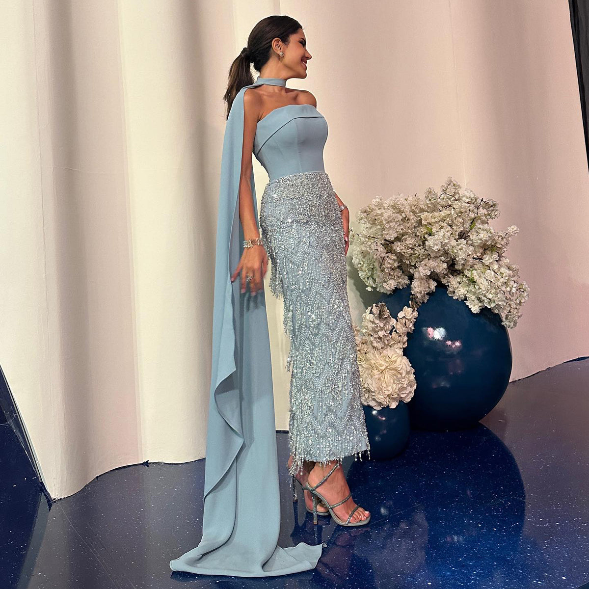 Sharon Said Arabisches korallenrosa Abendkleid mit Quaste und Cape-Ärmeln, elegantes trägerloses Dubai-Kleid für Frauen, Hochzeitsfeier, SS460