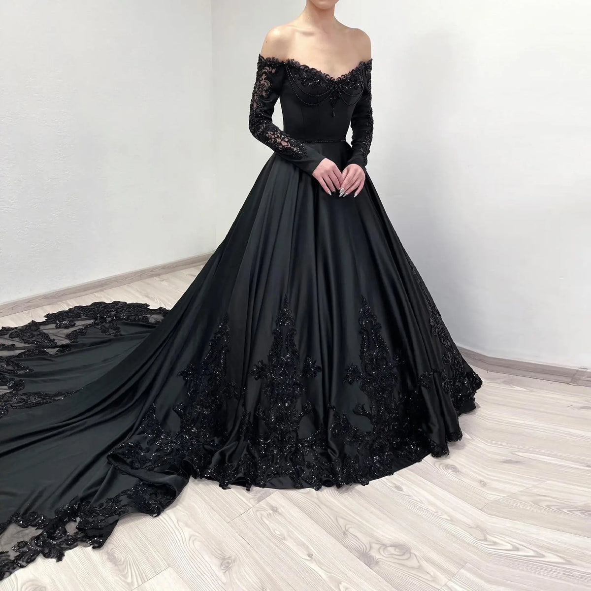 Black Luxury Gothic Wedding Dress Heavy Beading Lace Ball Gown SW558
