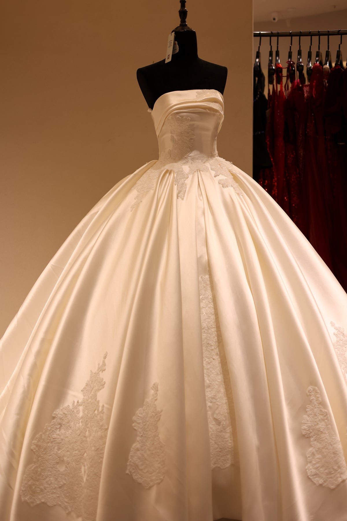 Vintage Lace Strapless Satin Ball Gown Wedding Dress RS029