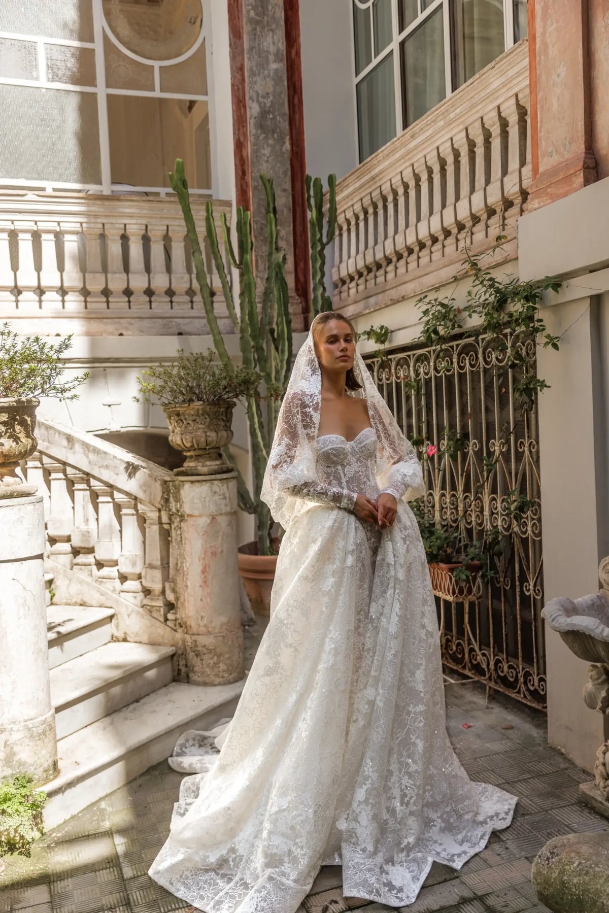 Glamorous Lace Sweetheart Nec Ball Gown Wedding Dress with Veil SW184 