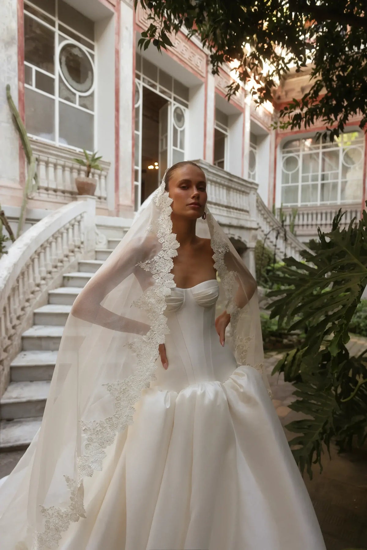 Classic Satin Strapless Ball Gown Wedding Dress with Veil SW191 Classic Satin Strapless Ball Gown Wedding Dress with Veil SW191