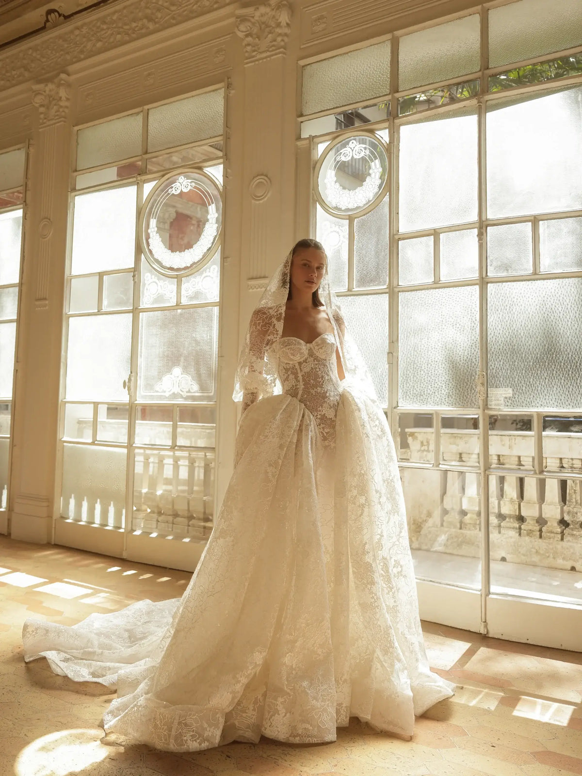 Glamorous Lace Sweetheart Nec Ball Gown Wedding Dress with Veil SW184 