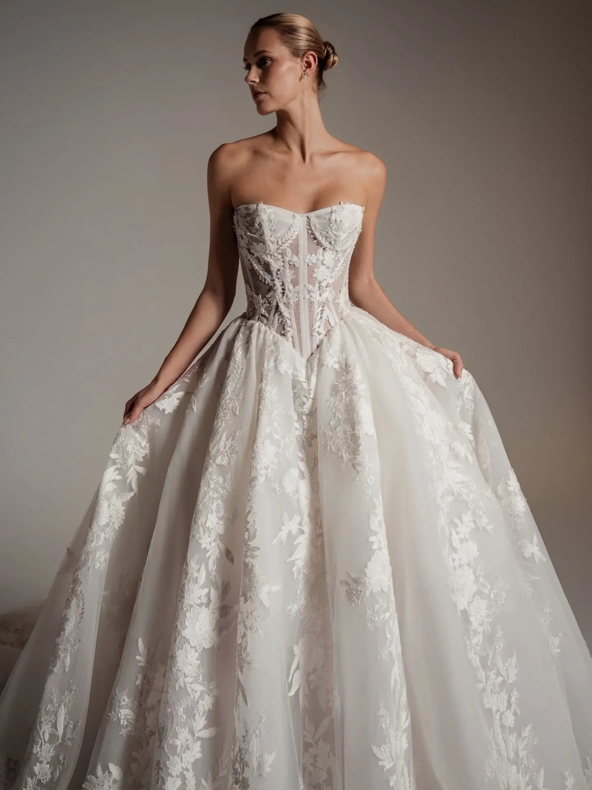 Luxury Strapless Floral Embroidery Ball Gown Wedding Dress with Veil SW169 
