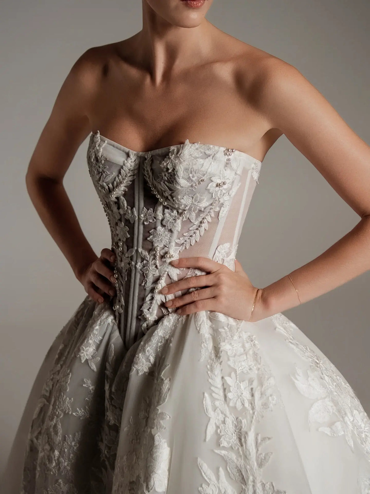 Luxury Strapless Floral Embroidery Ball Gown Wedding Dress with Veil SW169 