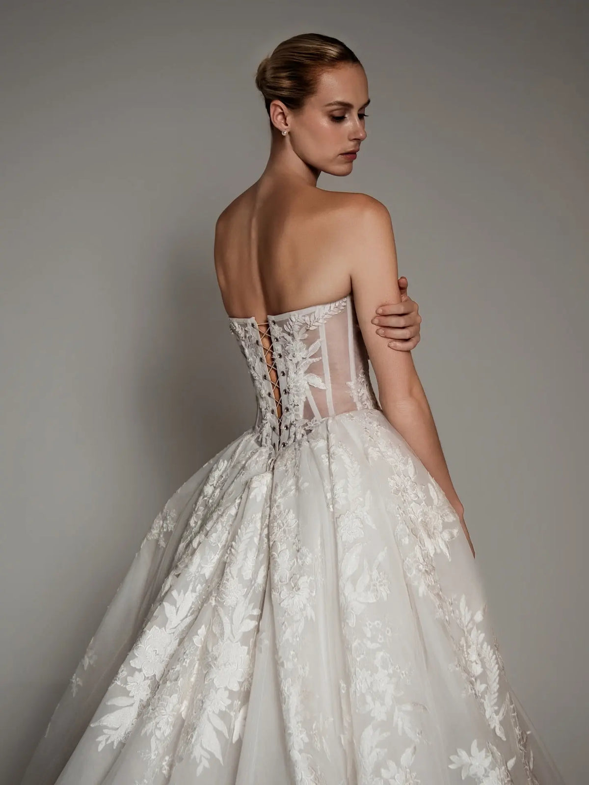 Luxury Strapless Floral Embroidery Ball Gown Wedding Dress with Veil SW169 