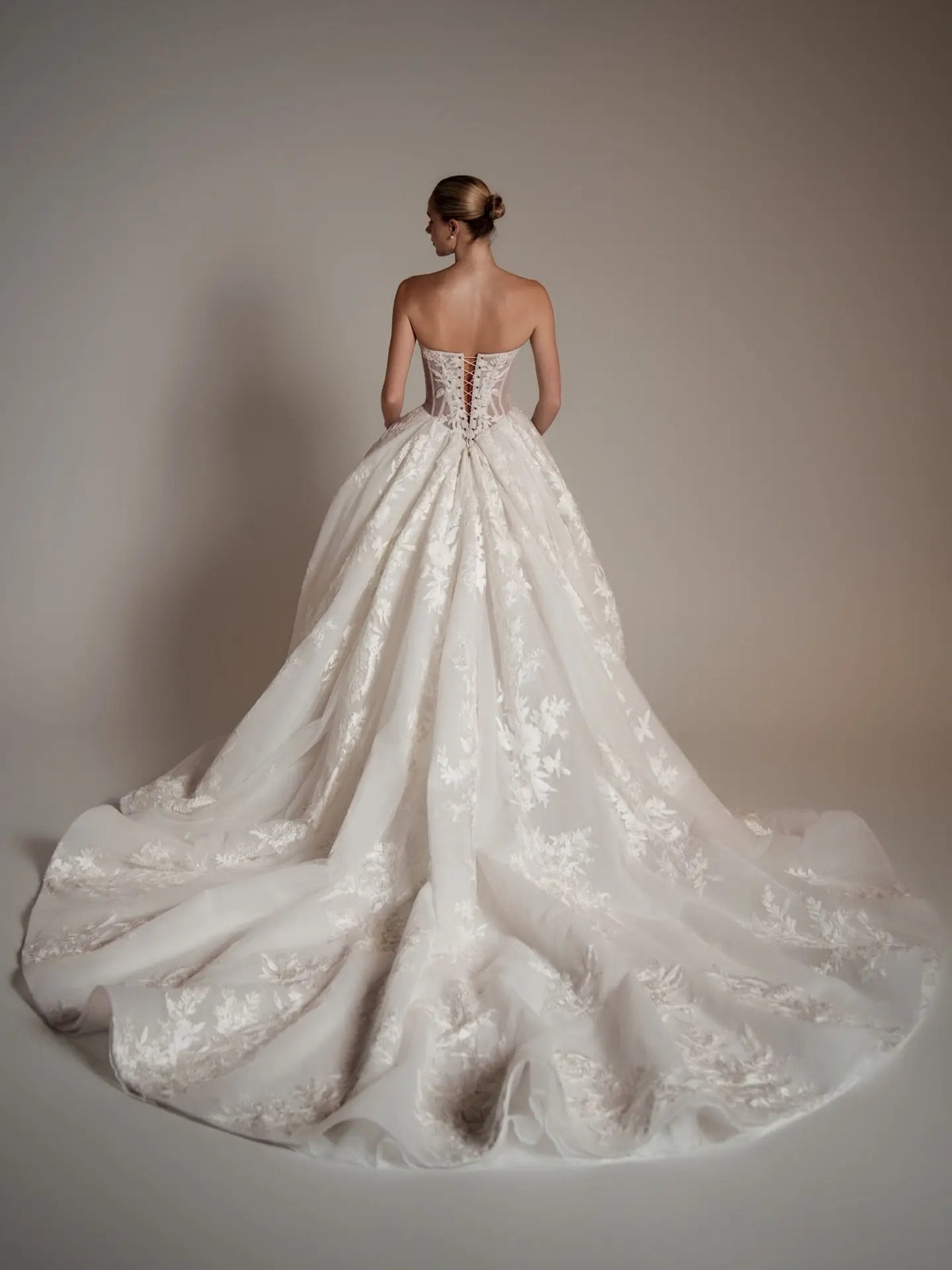 Luxury Strapless Floral Embroidery Ball Gown Wedding Dress with Veil SW169 