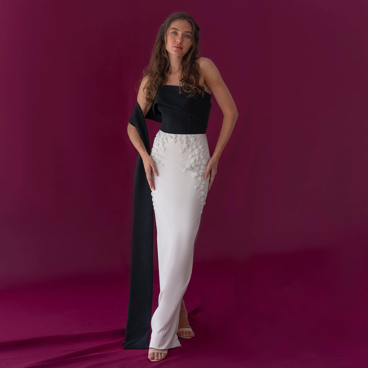Sharon Said Elegantes schwarz-weißes trägerloses Abendkleid mit Umhang 2024 Luxus Perlenbesetzte arabische Hochzeits- und Partykleider SS419