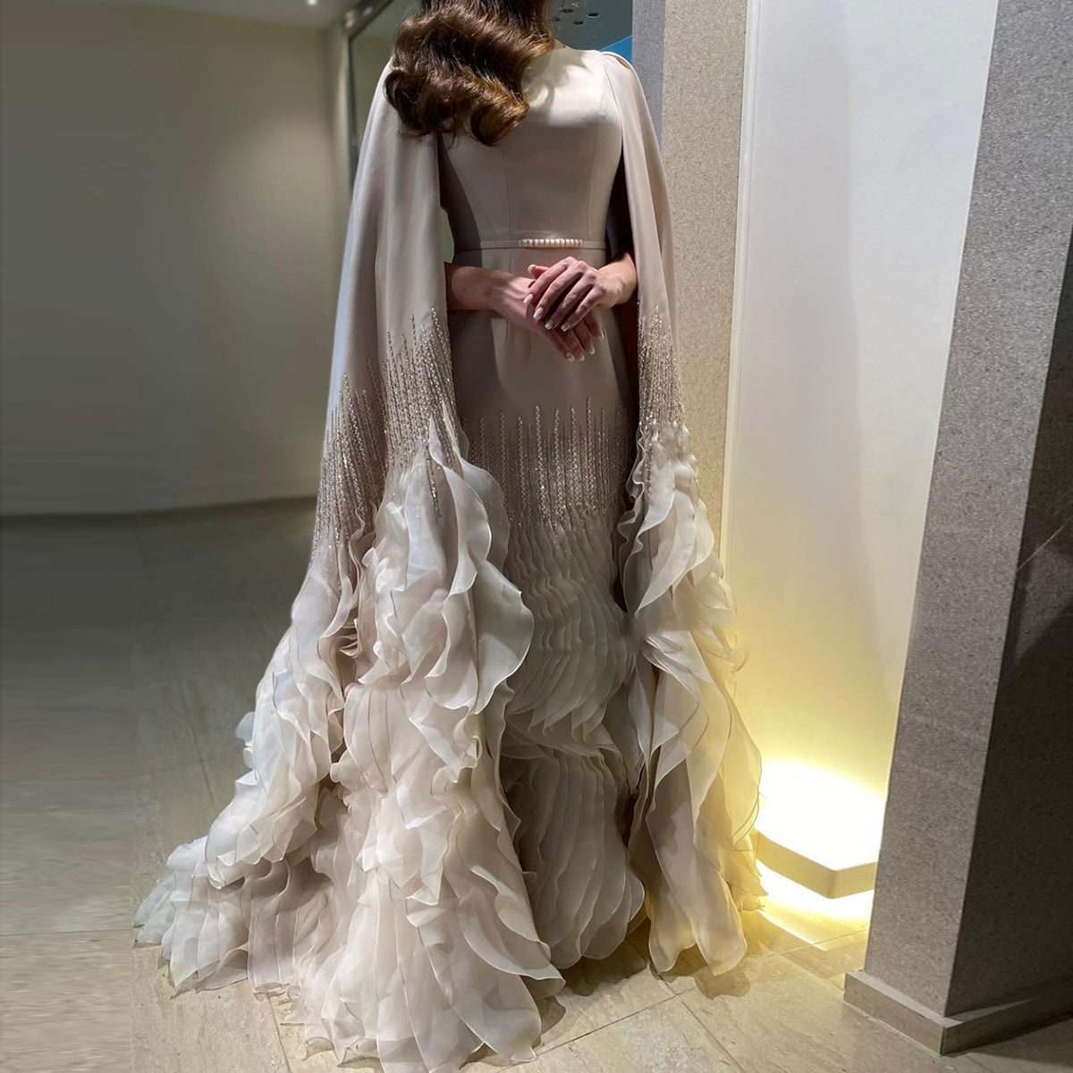 Sharon Said Luxus Dubai Meerjungfrau Nude Abendkleider mit Cape-Ärmeln Stufenrüschen Arabische Frauen Hochzeitspartykleider SS440