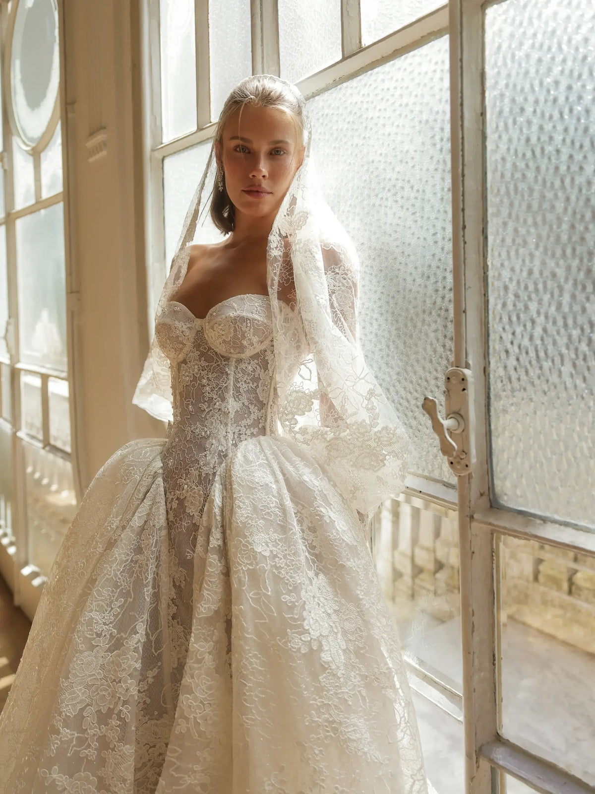 Glamorous Lace Sweetheart Nec Ball Gown Wedding Dress with Veil SW184 