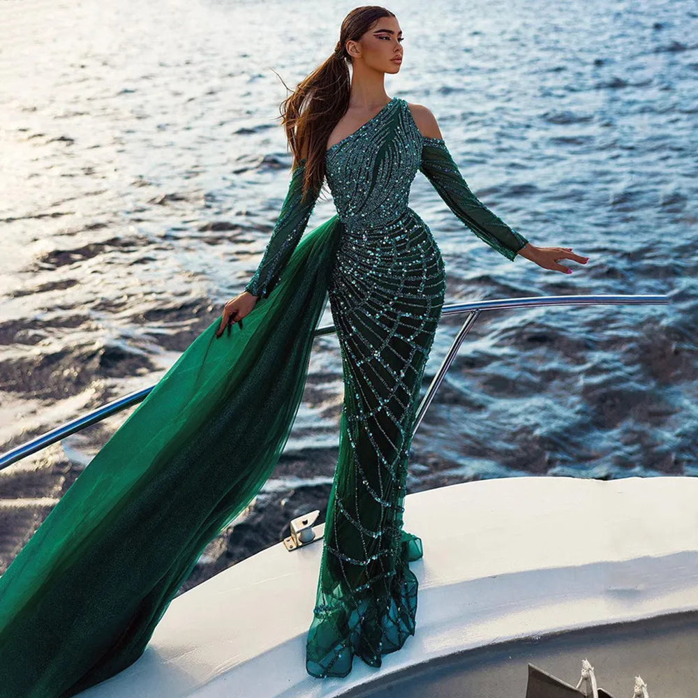 Sharon Said Smaragdgrünes Abendkleid im Meerjungfrau-Stil mit einer Schulter und Überrock mit langen Ärmeln, Luxus-Hochzeits- und Partykleider in Dubai, SS413