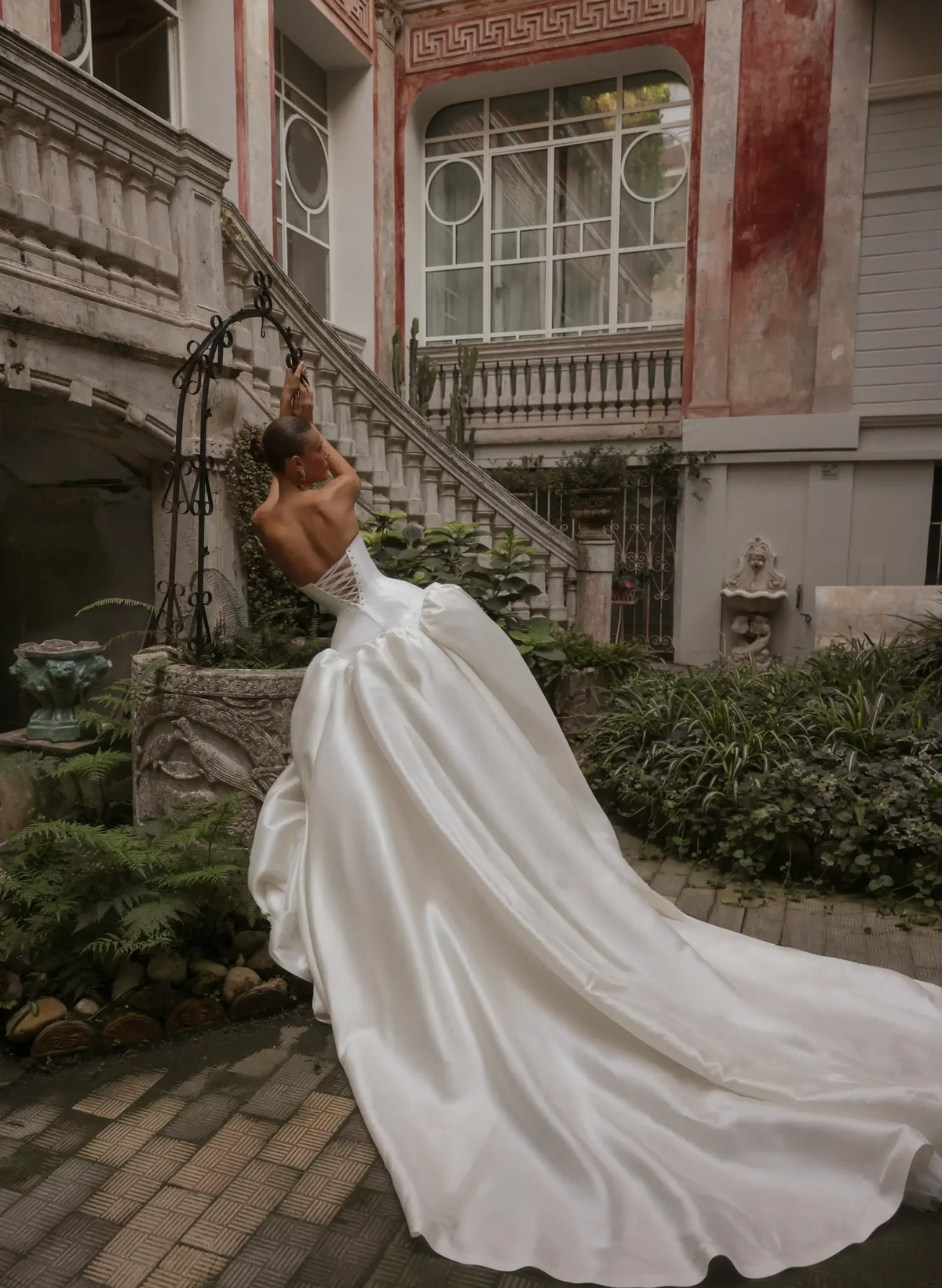 Classic Satin Strapless Ball Gown Wedding Dress with Veil SW191 Classic Satin Strapless Ball Gown Wedding Dress with Veil SW191