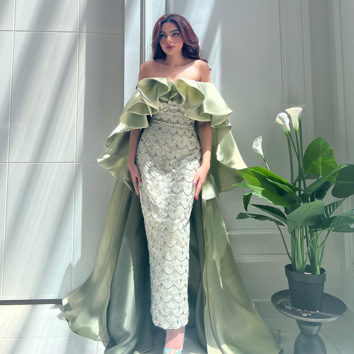 Sharon Said Saudi-Arabien Salbeigrün Luxus Dubai Abendkleider mit Cape Lila Perlenbesetztes Hochzeitskleid SS383